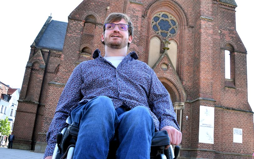 Gilbert Krüger, Inklusionsbeauftragter des Evangelischen Kirchenkreises Herne, setzt den Inklusiven Gottesdienst in der Kreuzkirche (im Hintergrund) um. Die nächste Ausgabe ist am Sonntag, 25. Mai 2025.