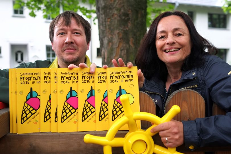 v.l.: Markus Knapp und Marion Heuer präsentieren das Sommerferien-Programm für Kinder aus Herne.
