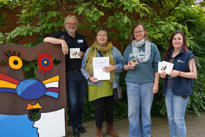 Unterzeichnung des Kooperationsvertrages (v.l.) mit Zoodirektor Ralf Slabik, Sabine Weinschenk (Projektleitung Naturgarten e.V.), Deborah Brand (NaturGarten e.V.) und Natascha Riedel (Zoo- und Museumspädagogin Tierpark Bochum).