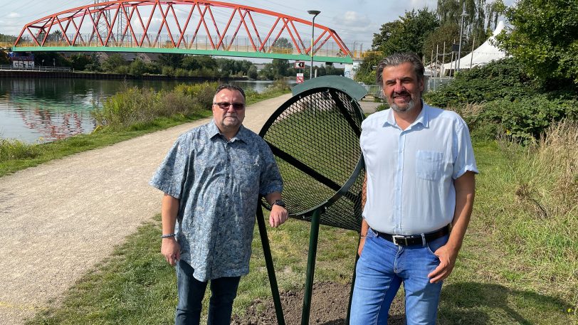Freuen sich über die Neuerung: (v.li.) Der Wanner Bezirksbürgermeister Uwe Purwin (SPD) und Michael Zyweck (SPD), Stadtverordneter für Unser Fritz.