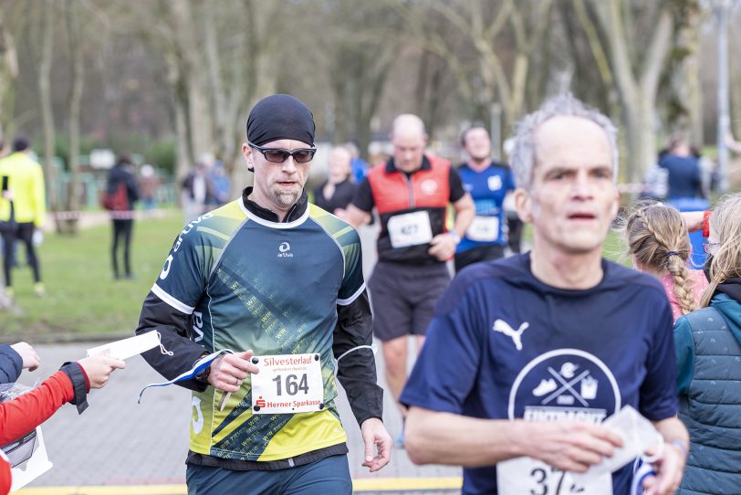 Der 43. Herner Silvesterlauf im Revierpark Gysenberg in Herne (NW), am Freitag (31.12.2021). Coronabedingt ohne Zuschauer und mit 2G.