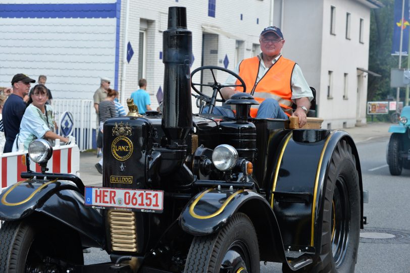 Kirmesoldtimer fahren von Bochum zum Cranger Kirmesplatz