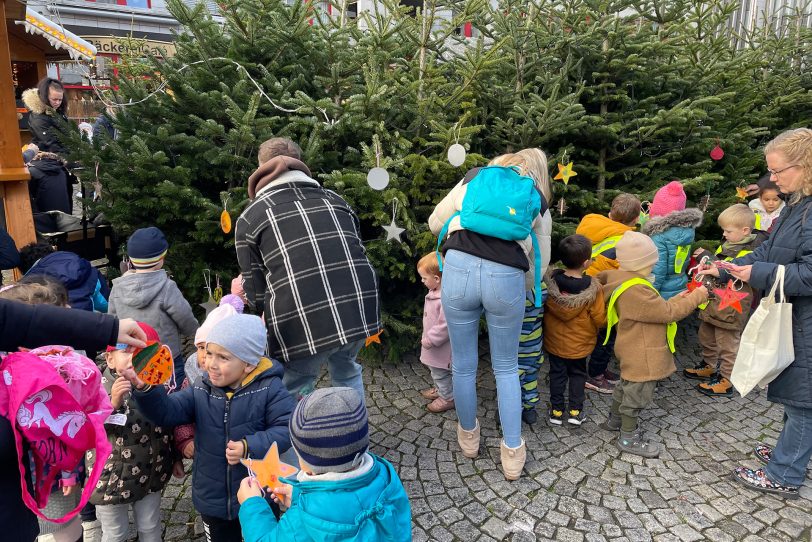 160 Kinder aus elf Kitas schmücken am Robert-Brauner-Platz am Freitag (25.11.2022) mehrere Tannenbäume.