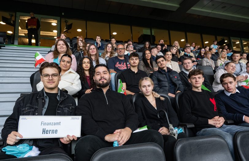 Die neuen Azubis bei der offiziellen Begrüßung.