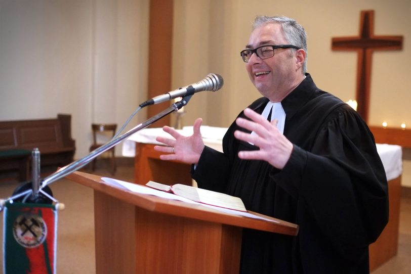 Pfarrer Karsten Herbers eröffnet den ökumenischen Gottesdienst.