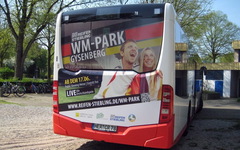 Bus mit WM-Park Werbung.