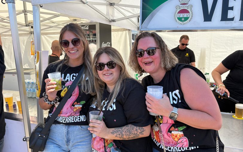 Fotos vom Mallorca-Festival "Crange Total" auf dem Kirmesplatz am Samstag (10.5.2025). (v.li.) Lena, Lisa und Tanja