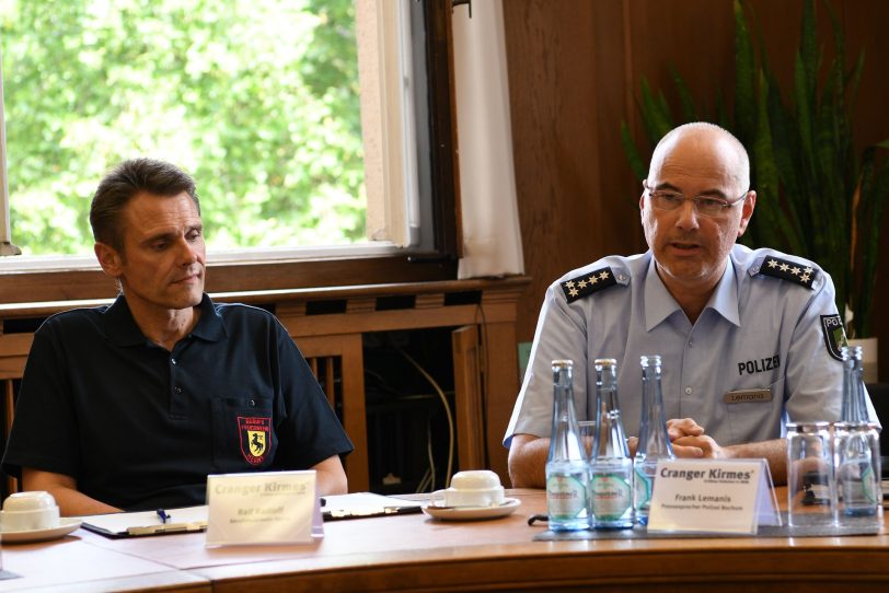 Ralf Radloff von der Herner Berufsfeuerwehr (links) und Polizei-Pressesprecher Frank Lemanis (rechts)