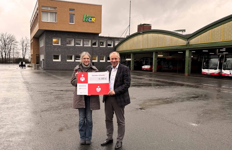 Susanne Wortmuth (l.) freut sich über die Spende der HCR. Mit im Bild ist HCR-Geschäftsführer Karsten Krüger.