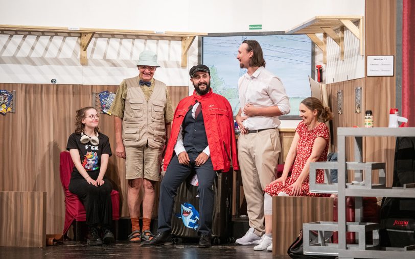 Begeisterten im „Ruhrpott-Express“ (v.li.): Hanna Zingel (Nadine Karbacher), Gregor Kuck (Rainer Besel), Ökkes Üczelik (Ahmad Salma), Malte Jung (Luis Volkner) und Caroline Lindemann (Lara Annika Henneberger).