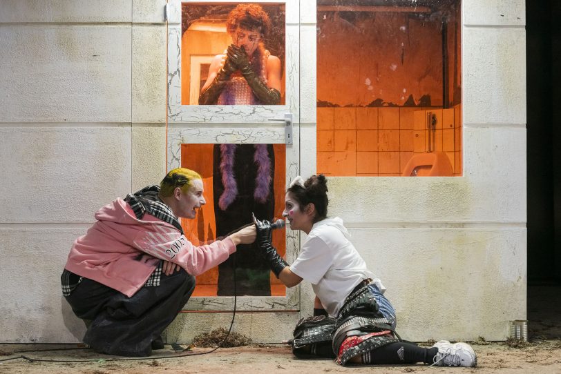 Don Juan (Victor IJdens) hat an Guzman (hinten: Dominik Dos-Reis) die Lust verloren zum Ärger seiner Begleiterin Sganarelle (Danai Chatzipetrou).