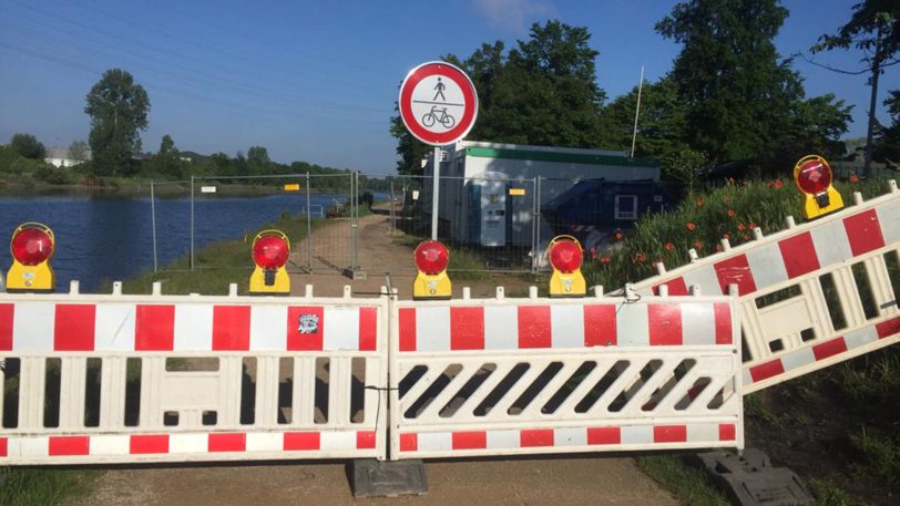 Hier geht im doppelten Sinne eigentlich nichts mehr weiter: Die Absperrung für Fuß- und Radverkehr.