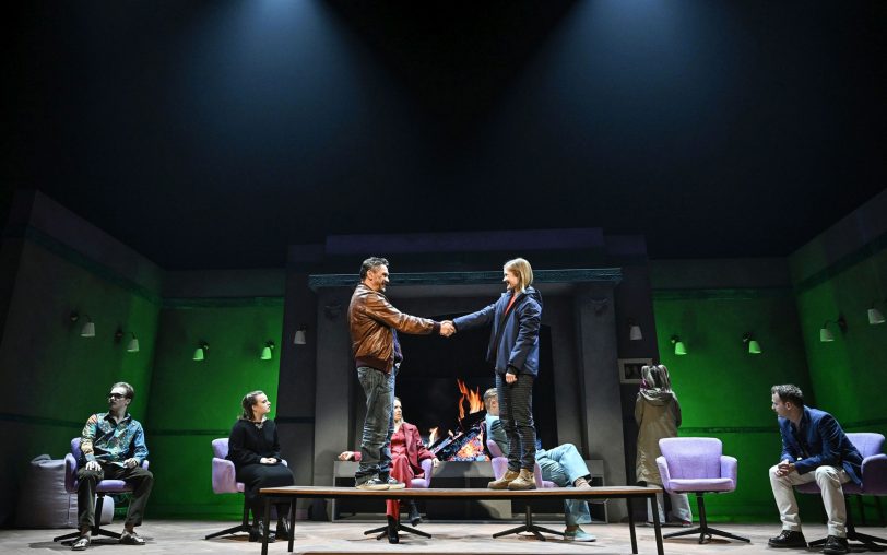 Philipp Bowen (Guido Thurk) und Jessica Wahlberg (Anna Döing) verstehen sich auf Anhieb, als sie sich draußen in der Natur (grünes Licht) erstmals begegnen. Im Hintergrund (v.l.) Vincent John, Moira Pawellek, Arikia Orbán, Jan-Hendrik Kroll, Lesley-Ann Eisenhard und Marvin Moers.