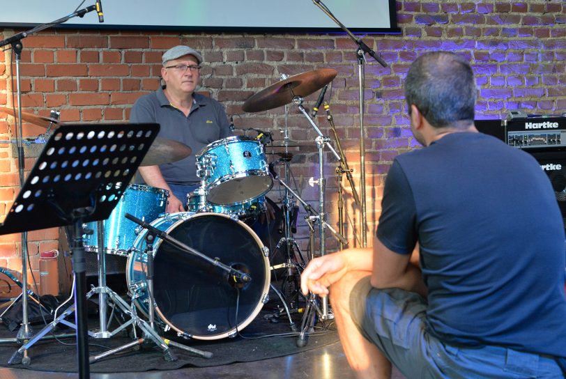 Der Schweinemai wird 80 - Videoaufnahmen zum Jubiläum. im Bild: Drummer Stefan Stigge und Toningenieur Peter Amoneit.