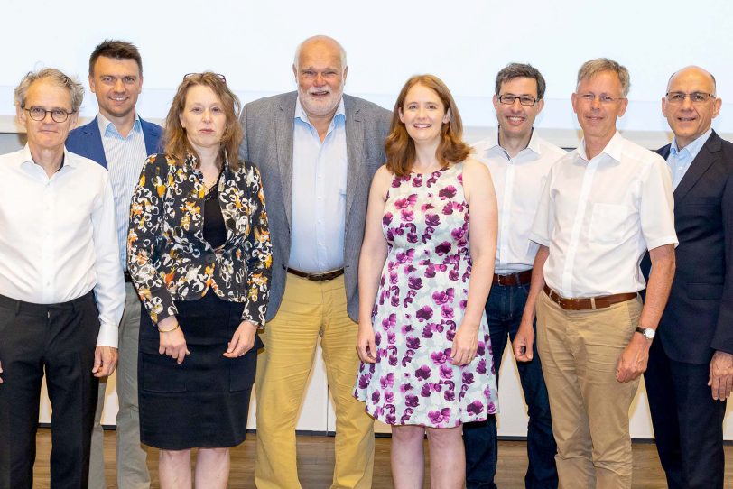 Prof. Dr. Jürgen Braun (4. v. l.) und Prof. Dr. Christof Specker (r.) luden zum 19. Symposium Rheumatologie nach Herne.