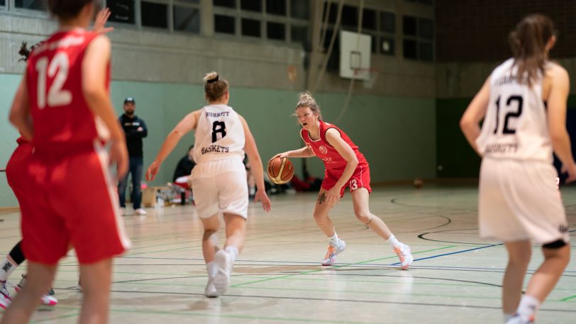 Die Ruhrpott Baskets Herne gewinnen das Spitzenspiel gegen den BSV Wulfen mit 65:42.