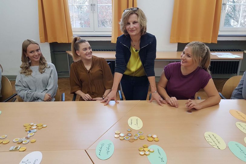 Ines Wittig von der Deutschen Rentenversicherung Knappschaft Bahn See im Klassenzimmer.