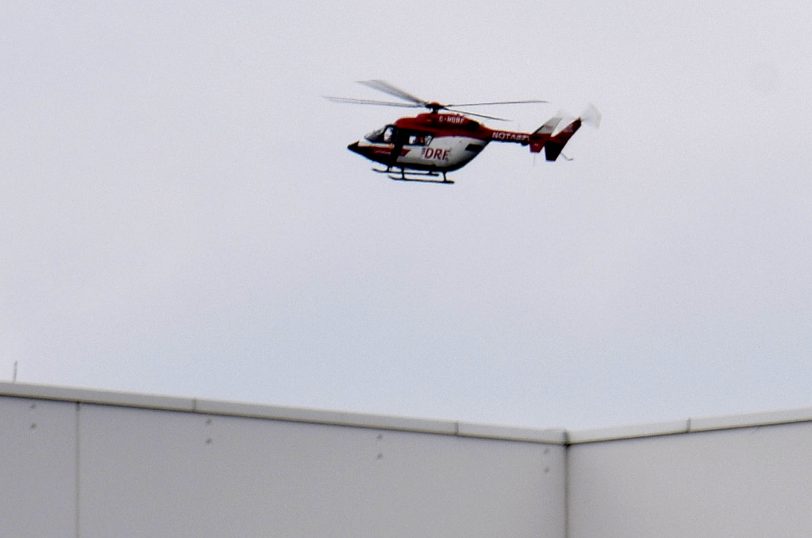 Rettungshubschrauber über dem Möbelhaus Zurbrüggen.