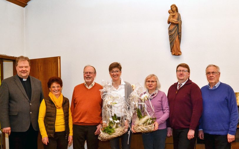 v.l. Pfarrer Ludger Plümpe, Kassiererin Christel Albrink, Vorsitzender Peter Schulte, die Jubilarinnen Maria Becker und Marlies Gerken, Chorleiter Bernd Sägebart-Backwinkel und Schriftführer Gerd Misterek