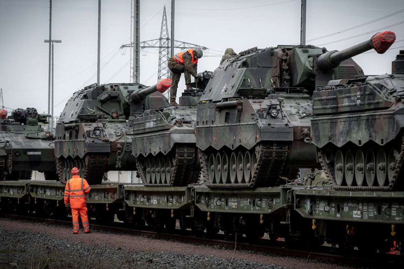 Bundeswehrpanzer werden per Zug verlegt.