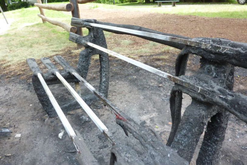 Auf dem Spielplatz Flora-Marzina ist eine erst vor wenigen Tagen aufgestellte Parkbank am Sonntag (4.6.2023) abgebrannt. Die Stadt vermutet Brandstiftung und hat eine Anzeige erstattet.