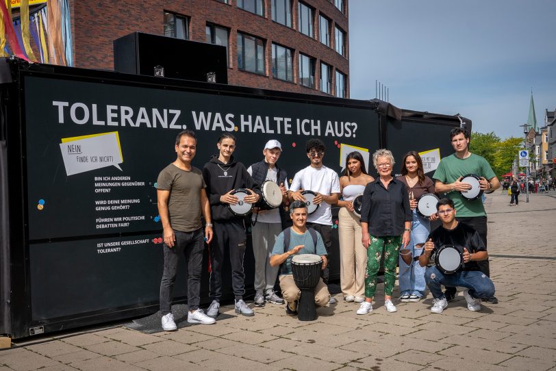 Musikalisch begleitet wurde der Termin vom „Trommelkreis gegen Gewalt“ der Hans-Tilkowski-Schule.