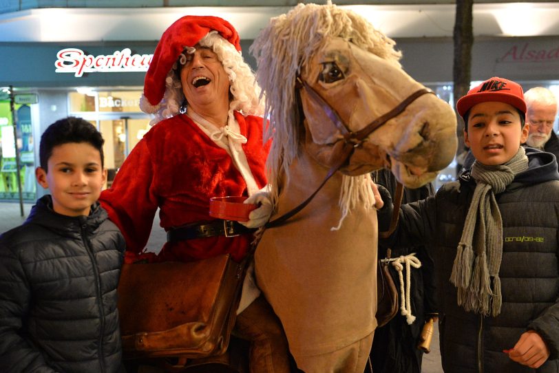 Galoppierende Weihnachtsmann auf seinem Zauberpferd Passe Partout.