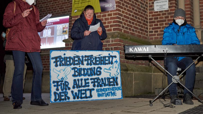 Friedensgebet zum Internationalen Tag Gegen Gewalt gegen Frauen - vor der Kreuzkirche.