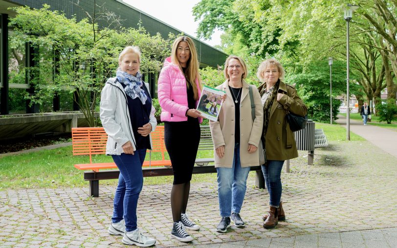 Freuen sich über den neuen Ratgeber (v.l.): Bärbel Schulte (Mitarbeiterin im Inklusionsbüro), Sozialdezernentin Stephanie Jordan, Kerstin Fischer-Friedhoff (stellvertretende Leiterin des Fachbereichs Soziales) und Gabriele Cypel (Inklusionsbeauftragte).
