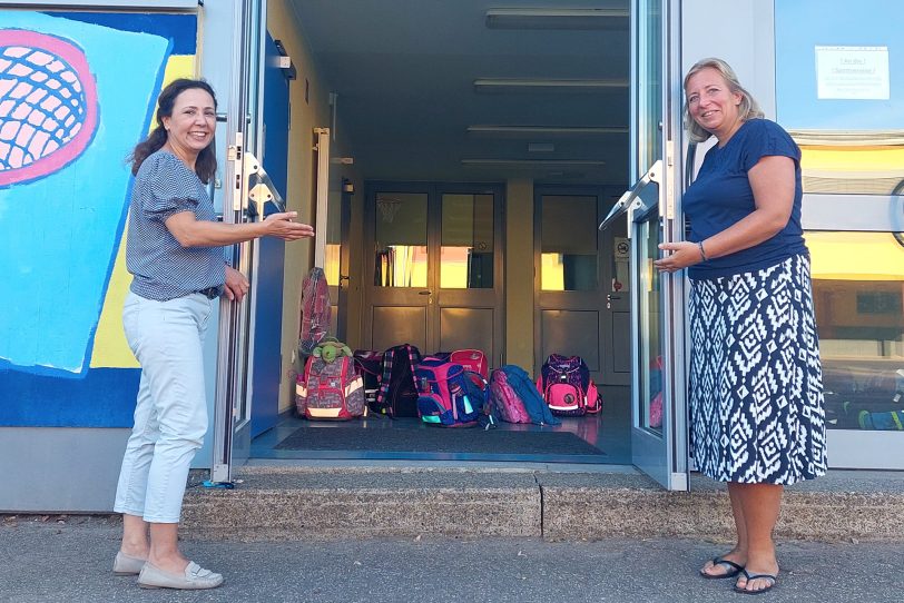 Schulleiterin Necla Sezer (li.) und ihre Stellvertreterin Michaela Bartnik laden ein zum Tag der offenen Tür der Michaelschule.