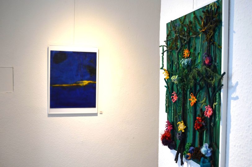 Zwei herausragende „Spaziergänge“, links hinten Edelgard Sprengels „Am Rande der Nacht“, rechts vorn Annegret Schraders textile Assemblage „Polynesien“.