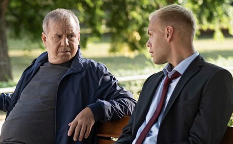 Norbert Bartels (Joachim Król) wird von Alexander Thomas (Hagen Bähr) aus dem Bundes-Innenministerium ausgefragt.
