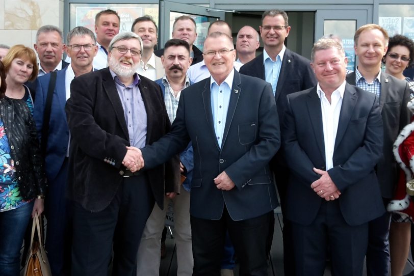 Bürgermeister Erich Leichner schüttelt Stadtpräsident Josef Nowicki die Hand.