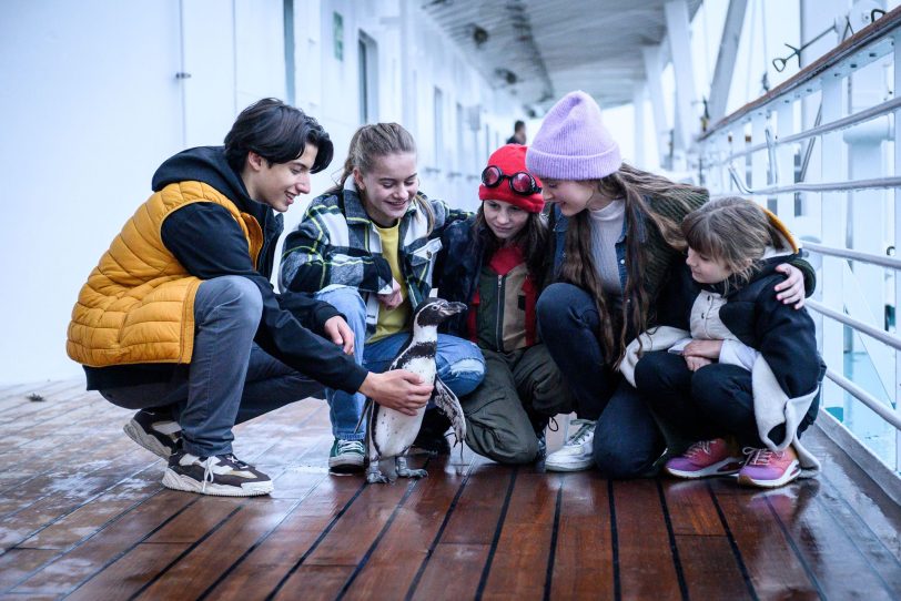 Nachbarsjunge Deniz Asman (Giovanni Francesco) und die vier Martini-Geschwister Livi (Lilit Serger), Tessa (Momo Beier), Malea (Cara Vondey) und Kenny (Rona Regjepi) retten Pinguin Paul.