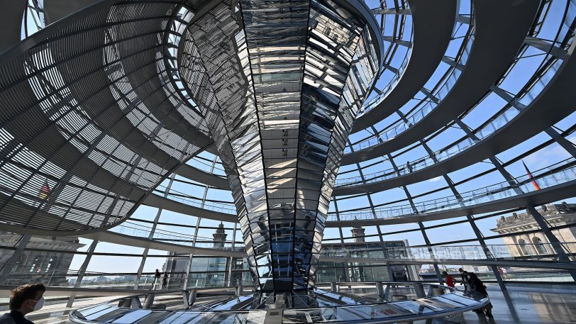 hallo-Fotograf Heinz-Jürgen Bourichter wurde durch das Paul-Löbe-Haus, das Marie-Elisabeth Lüders Haus und den Reichstag in Berlin geführt. Allabendlich beginnt mit Einsetzen der Dunkelheit eine Film-, Licht- und Tonprojektion mit dem Titel „Dem deutschen Volke — Eine parlamentarische Spurensuche. Vom Reichstag zum Bundestag“.