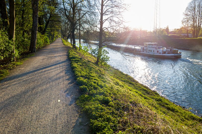 Am Rhein-Herne-Kanal auf Höhe vom Grimberger Feld gab es eine Unfallflucht - die Polizei sucht ein beteiligtes Pärchen mit Hund (Symbolbild).