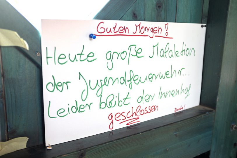 Streichaktion der Jugendfeuerwehr Herne im Streichelzoo im Revierpark Gysenberg in Herne (NW), am Sonntag (14.07.2019). Jugendliche und Betreuer haben die Holzunterstände der Tiere ausgemistet und anschließend gestrichen.