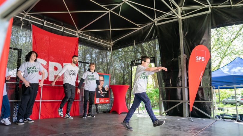 Das traditionelle SPD-Familienfest im Herner Schlosspark fand am Sonntag (8.5.2022) nach zweijähriger Pause wieder statt. im Bild: Tänzer von Pottporus.