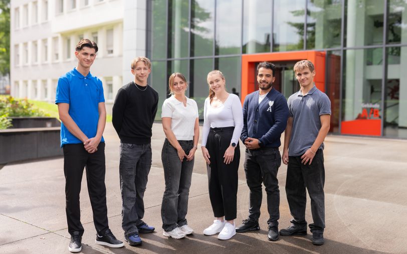 Sechs neue Azubis haben bei den Stadtwerken Herne am Montag (1.9.2025) ihre Ausbildung begonnen.