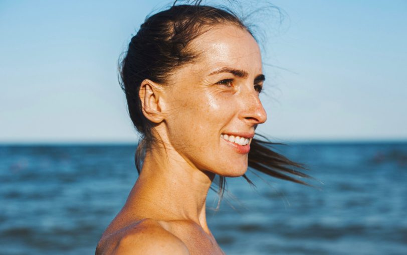 Häufiger Irrglaube: Sonnenlicht sicher durch eine Glasscheibe genießen und dabei zusätzlich körpereigenes Vitamin D produzieren. Experten empfehlen jedoch, unbedingt das natürliche Sonnenlicht im Freien zu nutzen. Nur dann füllen sich die Vitamin-D-Speicher auf.