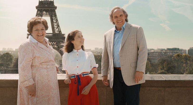 Paris ist das Sehnsuchts-Ziel Alines (Valérie Lemercier, Mitte), hier zusammen mit ihrer Mutter Sylvette (Danielle Fichaud) und ihrem Manager Guy-Claude Kamar (Silvain Marcel).