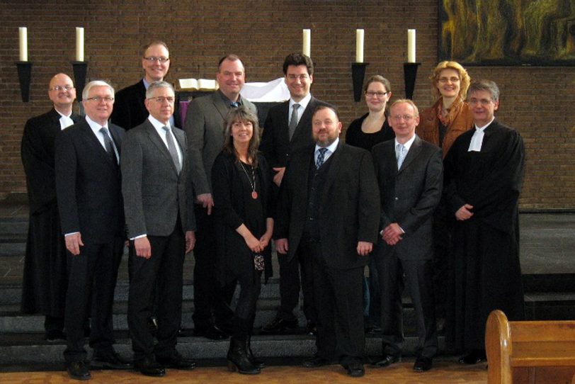 Vorne, v.l.: Pfr. Dr. Frank Weyen, Geerhard Willink, Bernd Ortmann, Claudia Dubbelboer, Michael Wippich, Christian Köhlhoff, Pfr. Kurt Blecher. In der Hinten, v.l.: Daniel Koy, Stephan Gayko, Marc Alexander Ulrich, Lisa Hagedoorn, Nicole Schwedt.