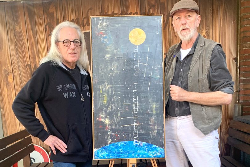 v.l. Sänger und Maler: Horst Schröder und Jörg Lippmeyer mit dem Bild des Künstlers, das das Cover der CD 'Ladder To The Moon' des Sängers ziert.