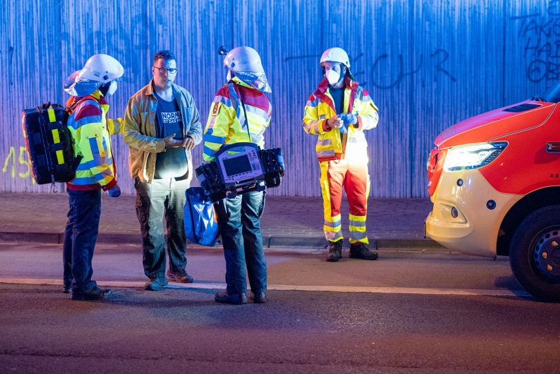 Übung der Feuerwehr in Herne (NW), am Donnerstag (09.06.2022), im Straßentunnel der Dorstener Straße. In dem 109 Metern langen Tunnel, unter den Eisenbahngleisen in Stadtteil Wanne, wurde der Verkehrsunfall mit zwei PKW und drei verletzten Personen realitätsnah inszeniert. Einsatzkräfte der Berufs- und der Freiwilligen Feuerwehr sowie des Rettungsdienstes übten die Befreiung der in den Fahrzeugen eingeschlossenen Personen und deren rettungsdienstliche Versorgung.