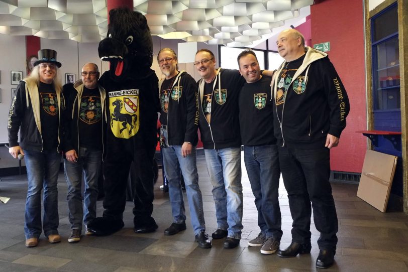 Die Mondritter mit dem Maskottchen von Wanne-Eickel Pferdinannt.