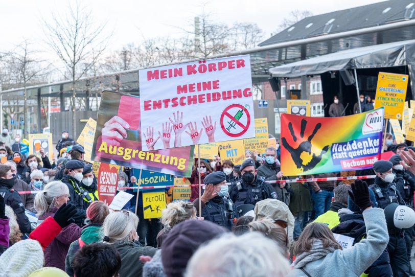 Impfgegner aus mehreren Ruhrgebietsstädten haben sich am Sonntag (06.03.2022) zu einer Protestveranstaltung, auf dem Cranger Kirmes-Platz in Herne (NW), versammelt. Die Teilnehmenden zogen von dort, unter Polizeibegleitung, durch die Wanner Innenstadt. Am Buschmannshof (im Bild) wurden sie von Gegendemonstranten, unter Federführung des Bündnis Herne, mit lautstarkem Gegenprotest empfangen.