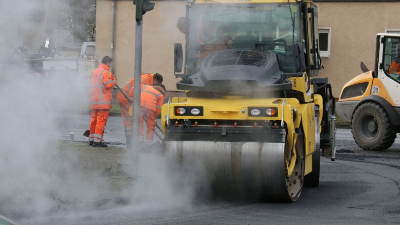 Die Fahrbahn wurde mit neuem Asphalt gefüllt und gewalzt.