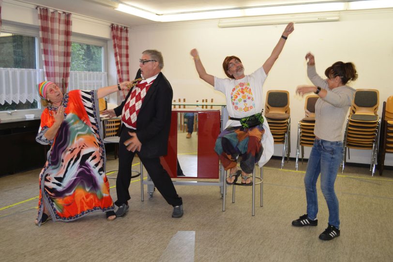 Regisseurin Conny Hirschi (r.) probt im Heinz-Westphal-Haus mit (v.l.) Andrea Koch, Uwe Rainer Schulz und Michael Zimmermann.