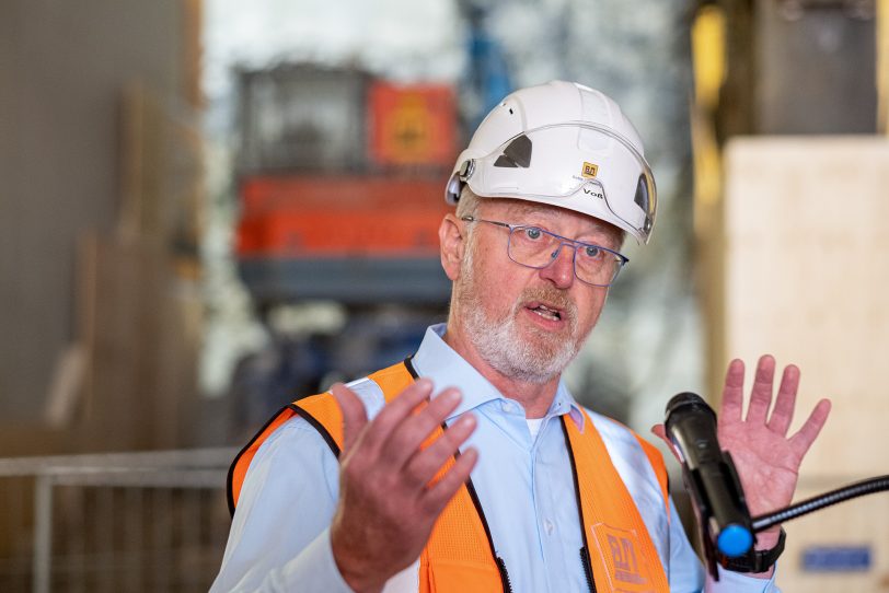 Durchstich für den Tunnel Baukau im Autobahnkreuz in Herne (NW), am Montag (22.08.2022). Nach knapp einem Jahr, in dem der neue Tunnel von der A43 zur A42 Stück für Stück unter den Bahngleisen vorangetrieben wurde, ist jetzt &quot;Licht am Ende des Tunnels&quot;. Im Bild: Bernd Voß, Projektleiter BeMo Tunneling.