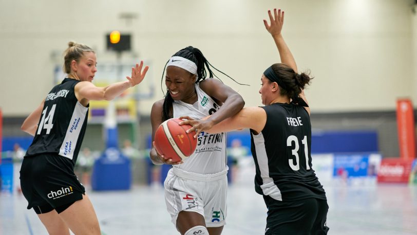 Die HTC-Damen gewinnen gegen die SNP BasCats USC Heidelberg am Sonntag (3.10.2021) mit 66:64. Im Bild Nicole Enabosi
